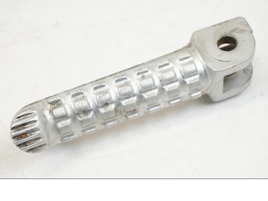 Höger sida på Fotpinne från en Aprilia Tuono V4R -2011 motorcykel.