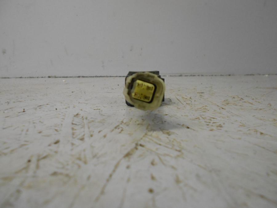 Höger sida på Relä från en Suzuki VZ 1600 -2004 motorcykel.