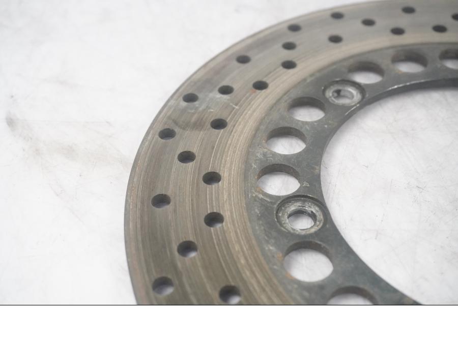 Baksidan på Bromsskiva från en Yamaha YZF 1000 R1 -1998 motorcykel.