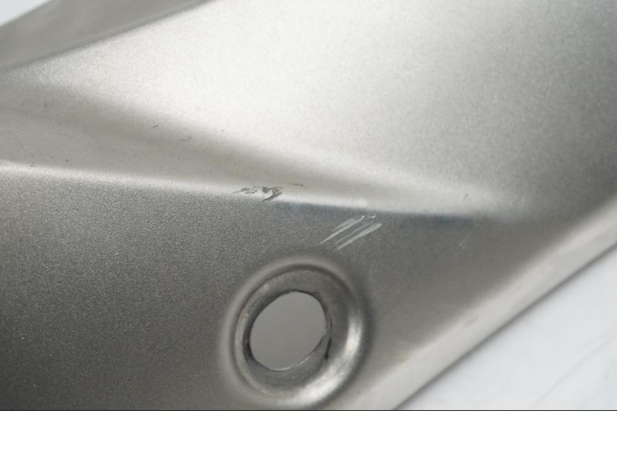 Baksidan på Ljuddämpardekor från en Honda CB 650 F Hornet -2017 motorcykel.