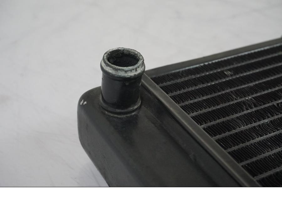 Höger sida på Vattenkyl från en Aprilia RS 125 -2000 motorcykel.