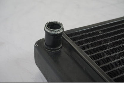 Höger sida på Vattenkyl från en Aprilia RS 125 -2000 motorcykel.