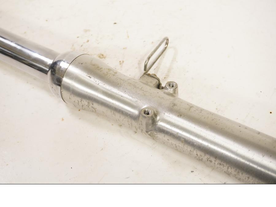 Snett nerifrån på Gaffelben från en Kawasaki VN 1500 -1995 motorcykel.