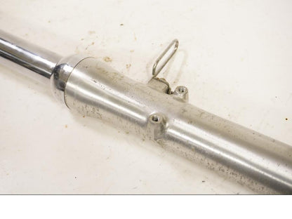 Snett nerifrån på Gaffelben från en Kawasaki VN 1500 -1995 motorcykel.