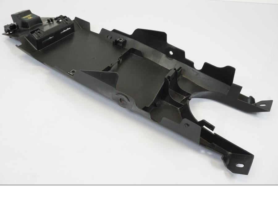 Vänster sida på Undertail från en Triumph Trident -2021 motorcykel.