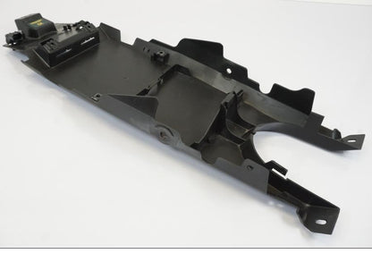 Vänster sida på Undertail från en Triumph Trident -2021 motorcykel.