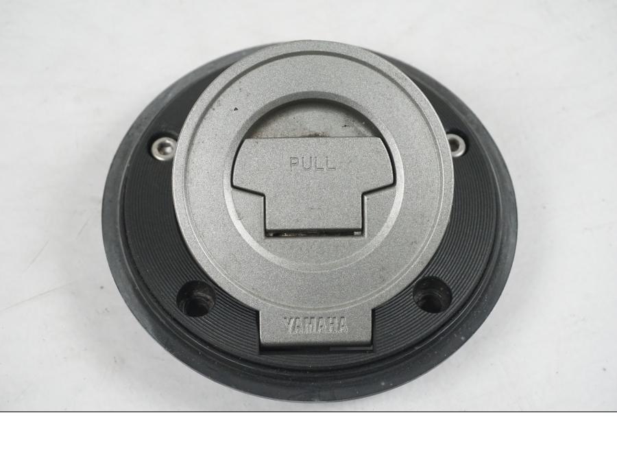 Höger sida på <p>Låssats från Yamaha MT-07 2014.</p>

<p>1st nyckel (svart), tändningslås, antenn, sadellås, CDI och tanklock.</p> motorcykel.