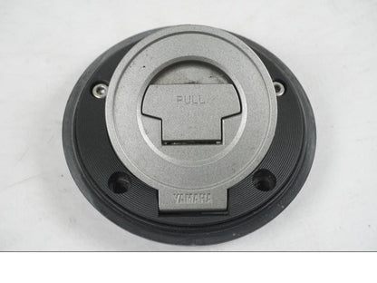 Höger sida på <p>Låssats från Yamaha MT-07 2014.</p>

<p>1st nyckel (svart), tändningslås, antenn, sadellås, CDI och tanklock.</p> motorcykel.