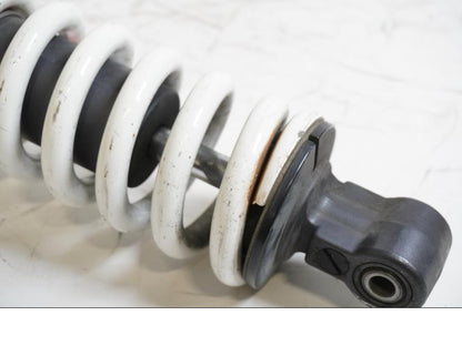 Baksidan på Stötdämpare från en Honda CBR 900 RR -2000 motorcykel.