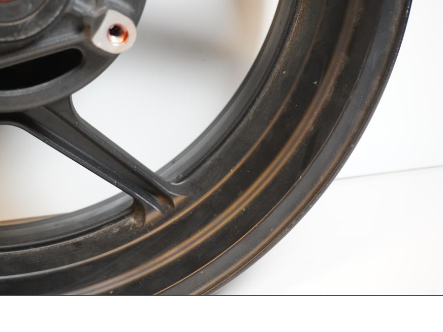 Vänster sida på Fälg från en Kawasaki Z 750 -2009 motorcykel.