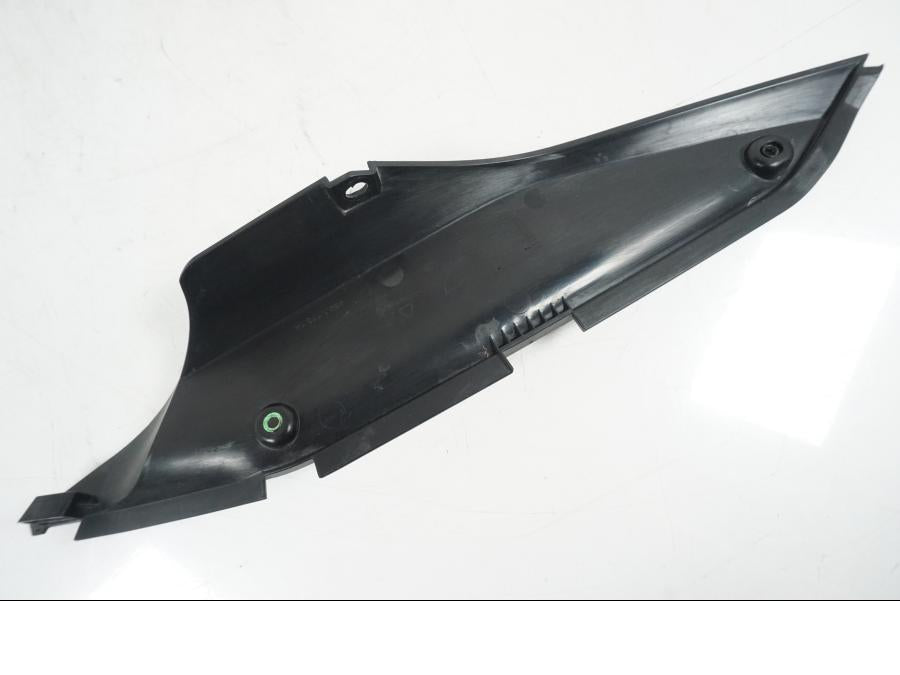 Höger sida på Sidopanel från en Ducati Hyperstrada -2013 motorcykel.