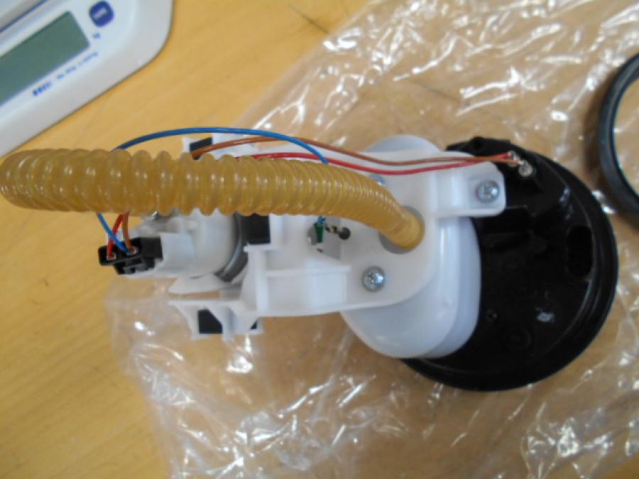 Baksidan på Bensinpump insprut från en BMW S 1000 RR -2015 motorcykel.