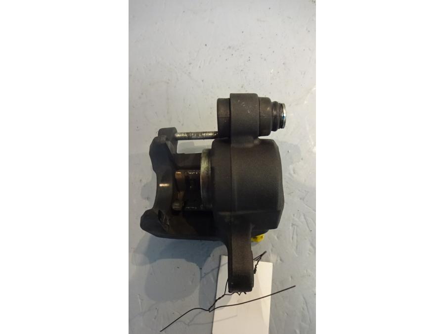 Vänster sida på Bromsok från en Honda NC 750 S -2017 motorcykel.