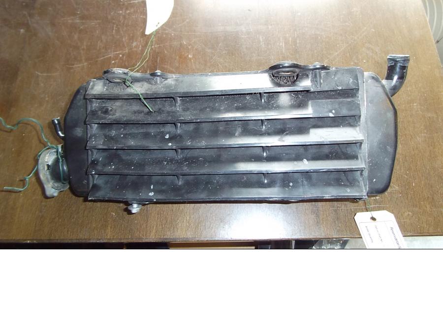 Baksidan på Vattenkyl från en KTM 640 Duke -2002 motorcykel.