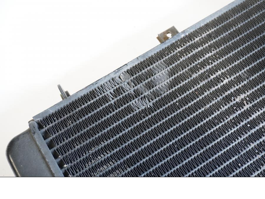 Snett nerifrån på Vattenkyl från en Triumph TT 600 -2000 motorcykel.