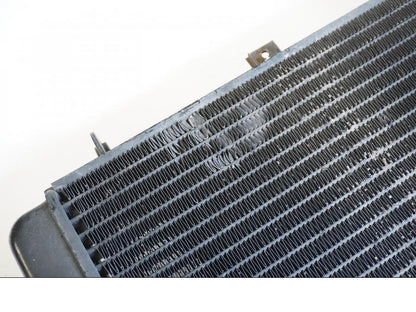 Snett nerifrån på Vattenkyl från en Triumph TT 600 -2000 motorcykel.