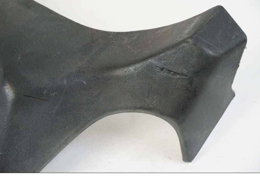 Baksidan på Bensintankskåpa från en Honda CBR 125 R -2006 motorcykel.