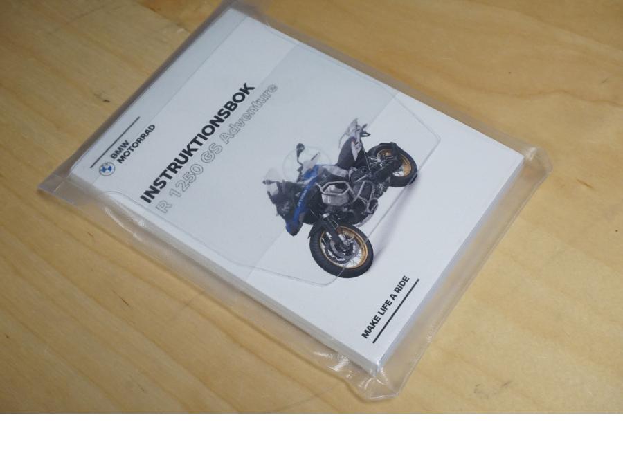 Framsidan på Instruktionsbok från en BMW R 1250 GSA -2020 motorcykel.