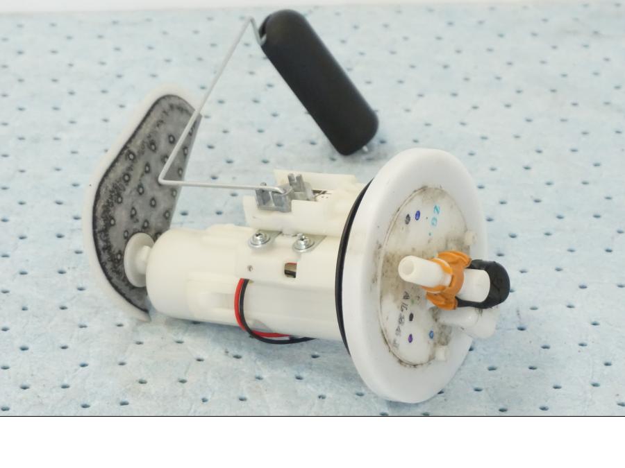 Framsidan på Bensinpump insprut från en Honda SH 300 A -2011 scooter.