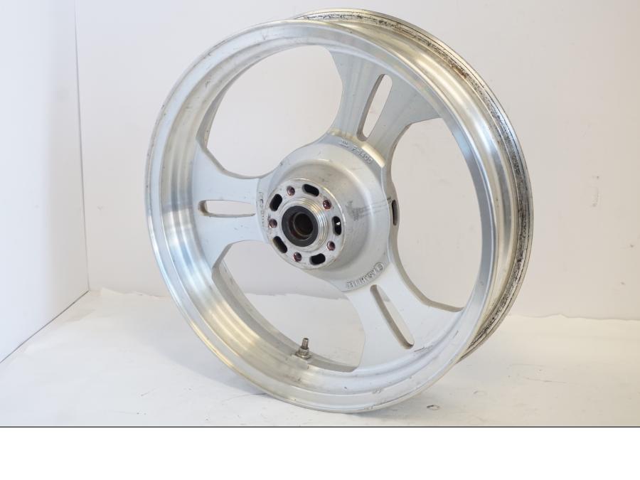 Framsidan på Fälg från en Kawasaki VN 1500 Mean Streak -2002 motorcykel.