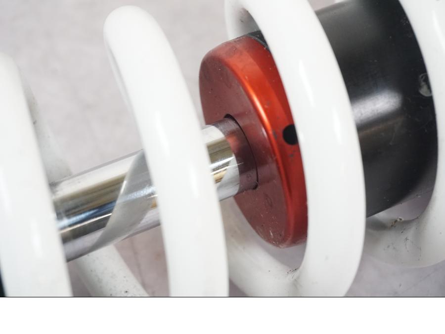 Vänster sida på Stötdämpare från en KTM 1290 Super Duke R -2022 motorcykel.