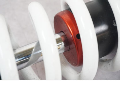 Vänster sida på Stötdämpare från en KTM 1290 Super Duke R -2022 motorcykel.