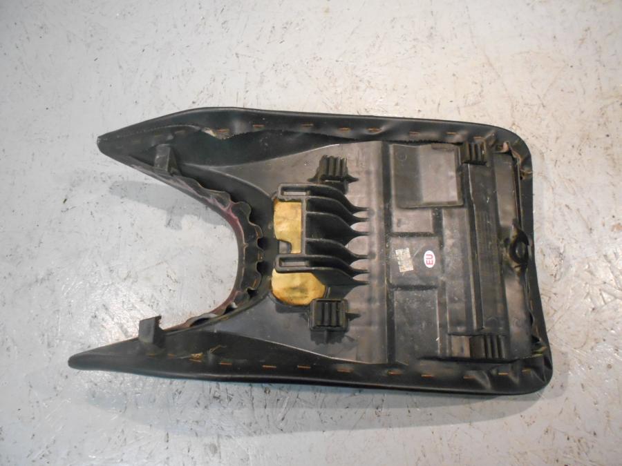 Snett uppifrån på Sadel från en Honda CBR 125 R -2007 motorcykel.