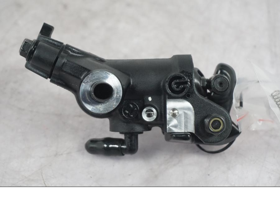 Snett uppifrån på Bromshuvudcylinder från en KTM 1290 Super Duke R -2022 motorcykel.