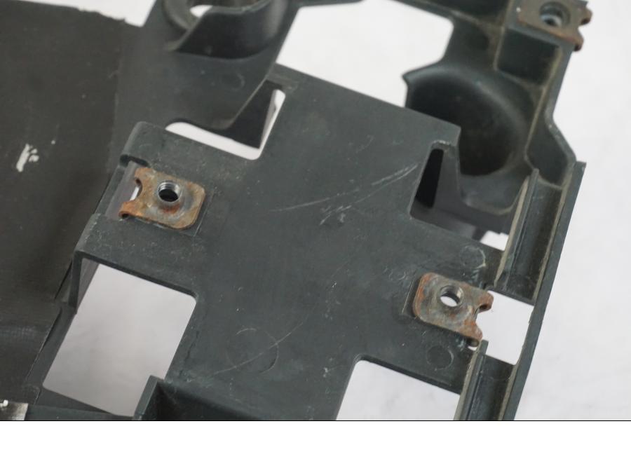 Baksidan på Batterihållare från en Yamaha XVS 1100 -2004 motorcykel.