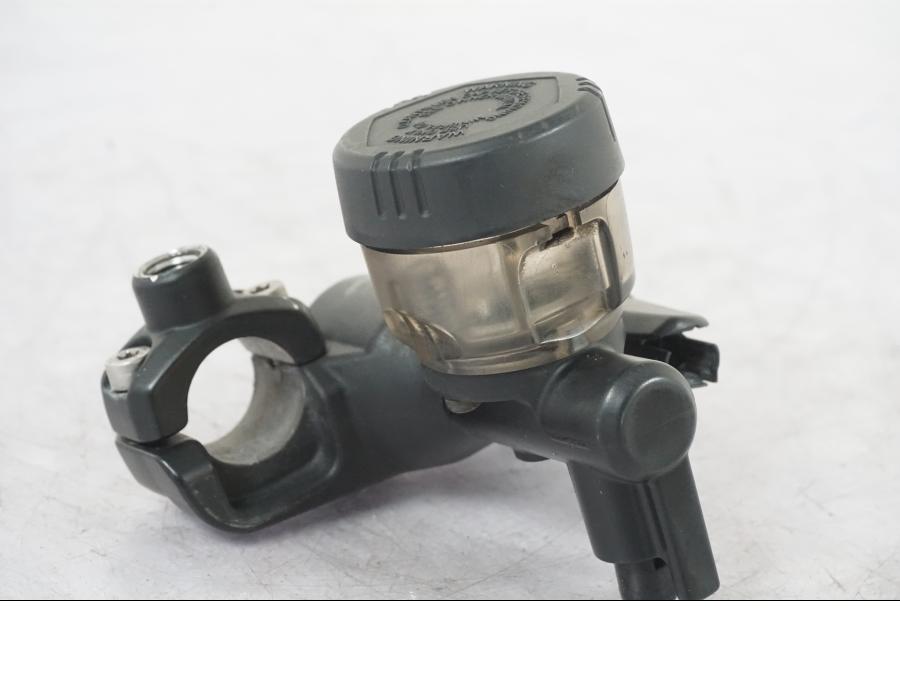 Vänster sida på Kopplingshuvudcylinder från en BMW R 1200 GSA -2012 motorcykel.