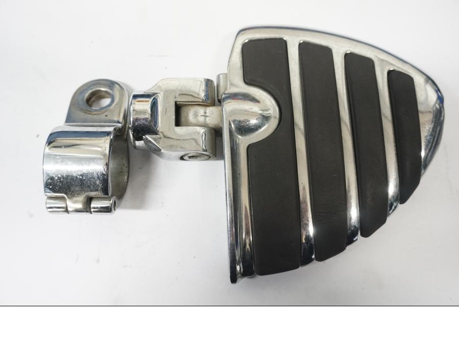 Framsidan på Highwaypegs från en Suzuki VL 800 -2004 motorcykel.