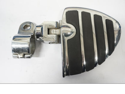 Framsidan på Highwaypegs från en Suzuki VL 800 -2004 motorcykel.