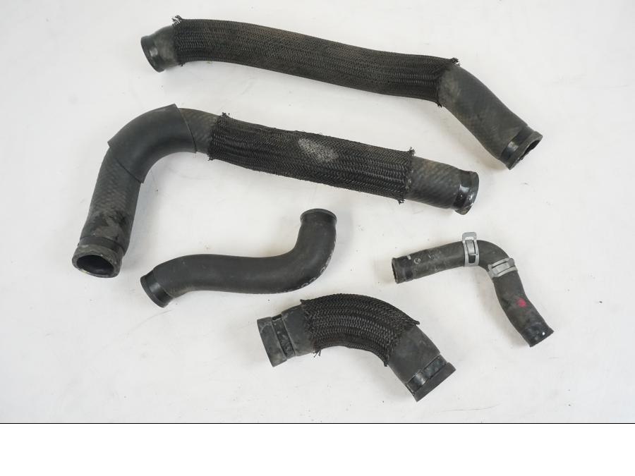 Framsidan på Vattenkyl Slang Set från en Suzuki VZR 1800 -2009 motorcykel.