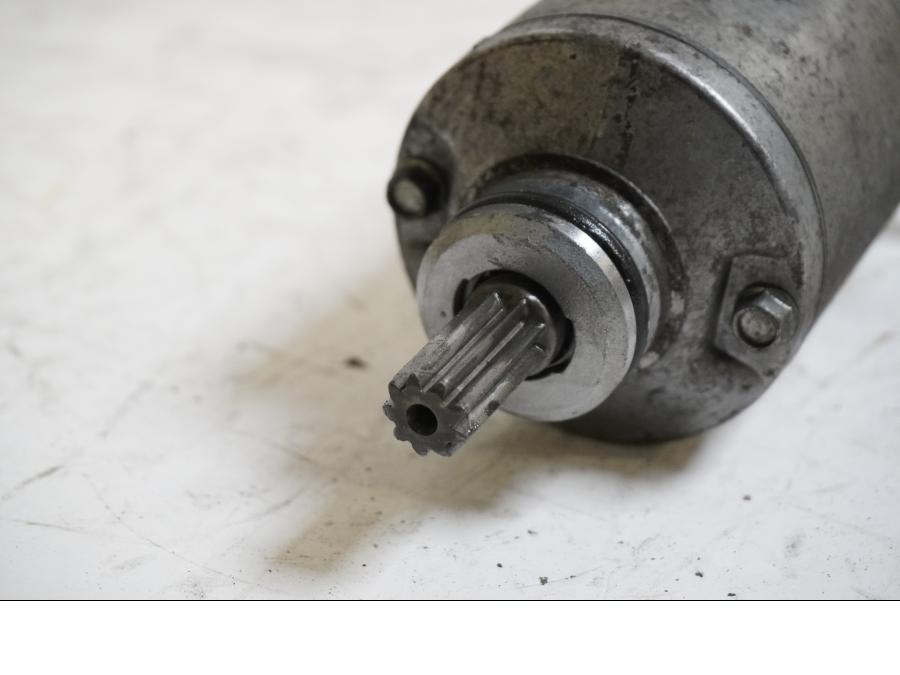 Baksidan på Startmotor från en Suzuki SV 650 -2006 motorcykel.