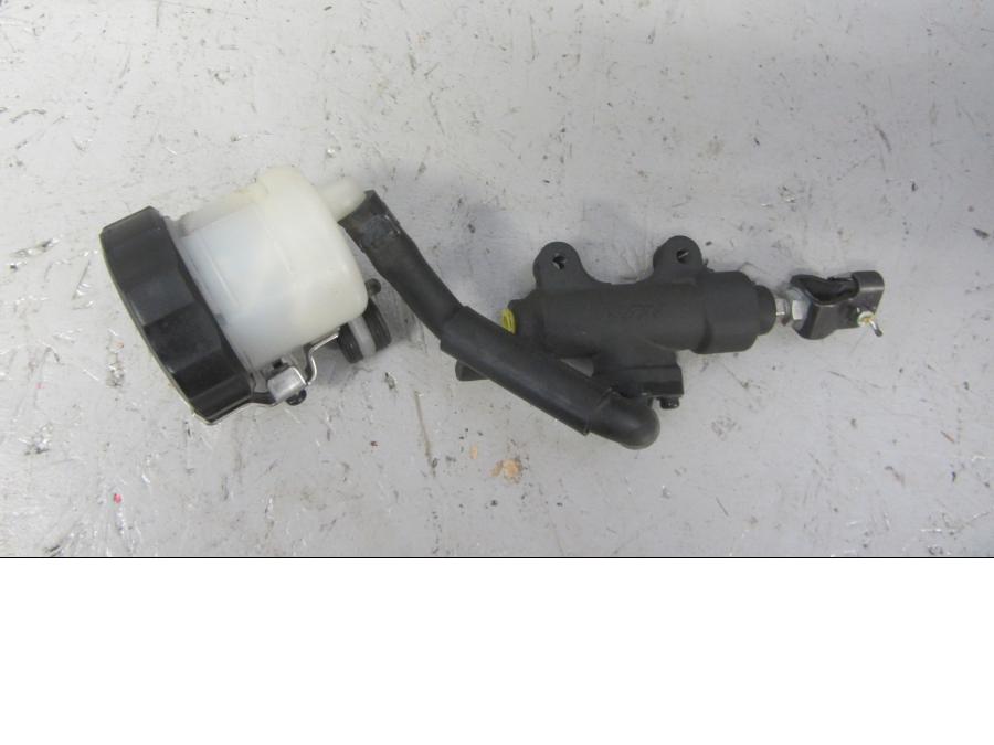 Baksidan på Bromshuvudcylinder från en Honda CB 1000 R -2010 motorcykel.