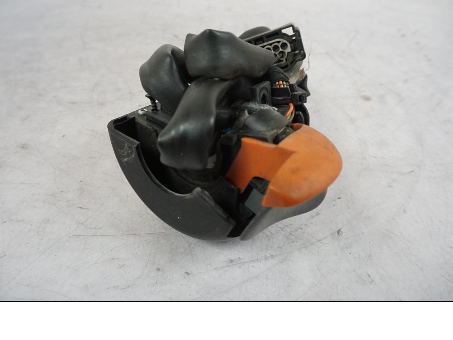 Vänster sida på Styrelreglage från en BMW R 850 R -2004 motorcykel.