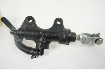 Höger sida på Bromshuvudcylinder från en Triumph Speed Triple -2009 motorcykel.