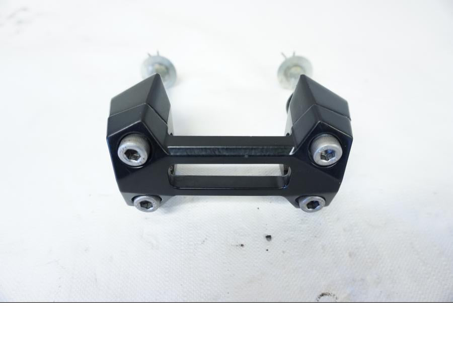 Framsidan på Styrfäste från en Kawasaki Z 800 -2013 motorcykel.