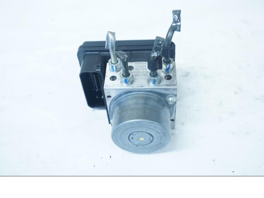 Baksidan på ABS Modulator från en Kawasaki Ninja 650 -2018 motorcykel.