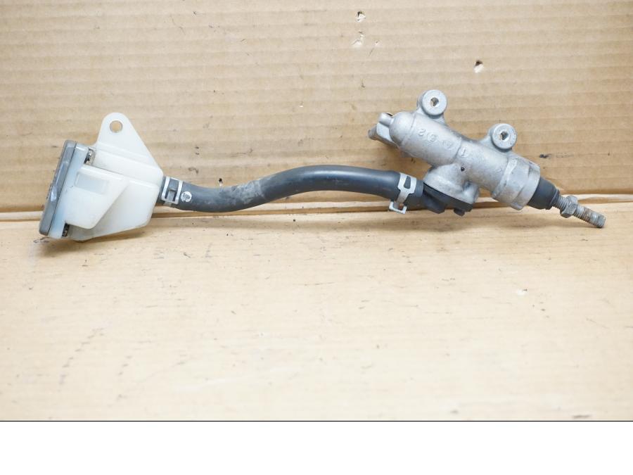 Framsidan på Bromshuvudcylinder från en Suzuki GSX 1300 R -2001 motorcykel.