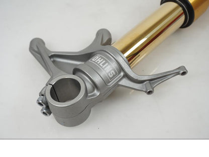 Baksidan på Gaffelben Öhlins från en Ducati Streetfighter S -2020 motorcykel.