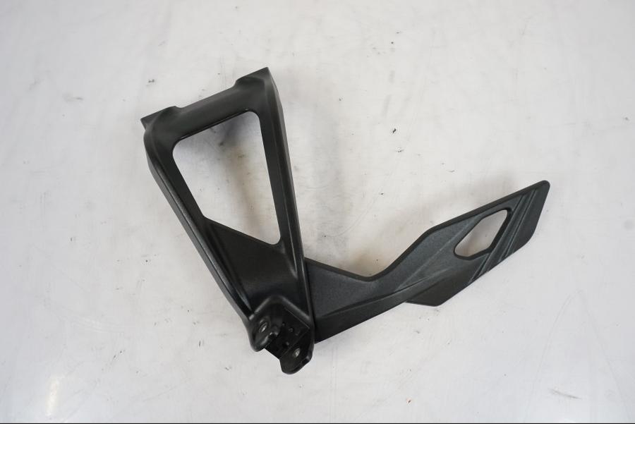 Framsidan på Fotpinnefäste från en KTM 1290 Super Duke -2019 motorcykel.