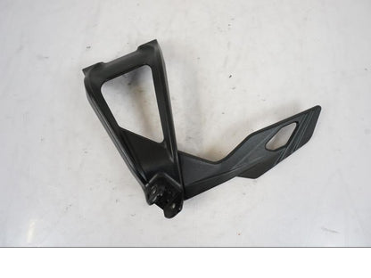 Framsidan på Fotpinnefäste från en KTM 1290 Super Duke -2019 motorcykel.