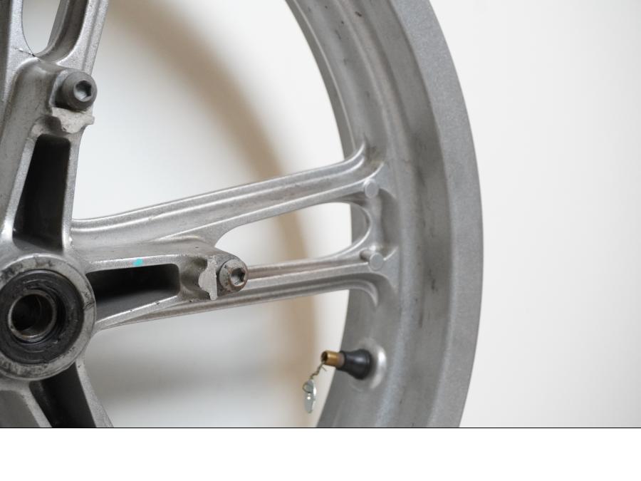 Vänster sida på Fälg från en Yamaha YZF-R 125 -2009 motorcykel.