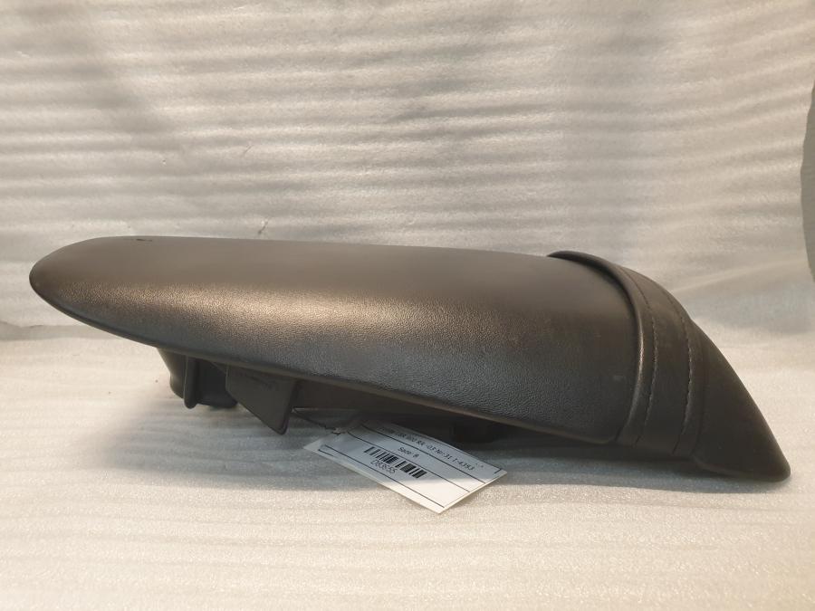 Baksidan på Sadel från en Honda CBR 900 RR -2003 motorcykel.