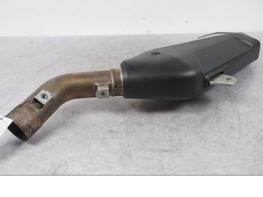 Snett nerifrån på Ljuddämpare från en Ducati Multistrada V4 -2024 motorcykel.