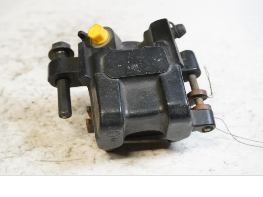 Baksidan på Bromsok från en Triumph Daytona 650 -2005 motorcykel.