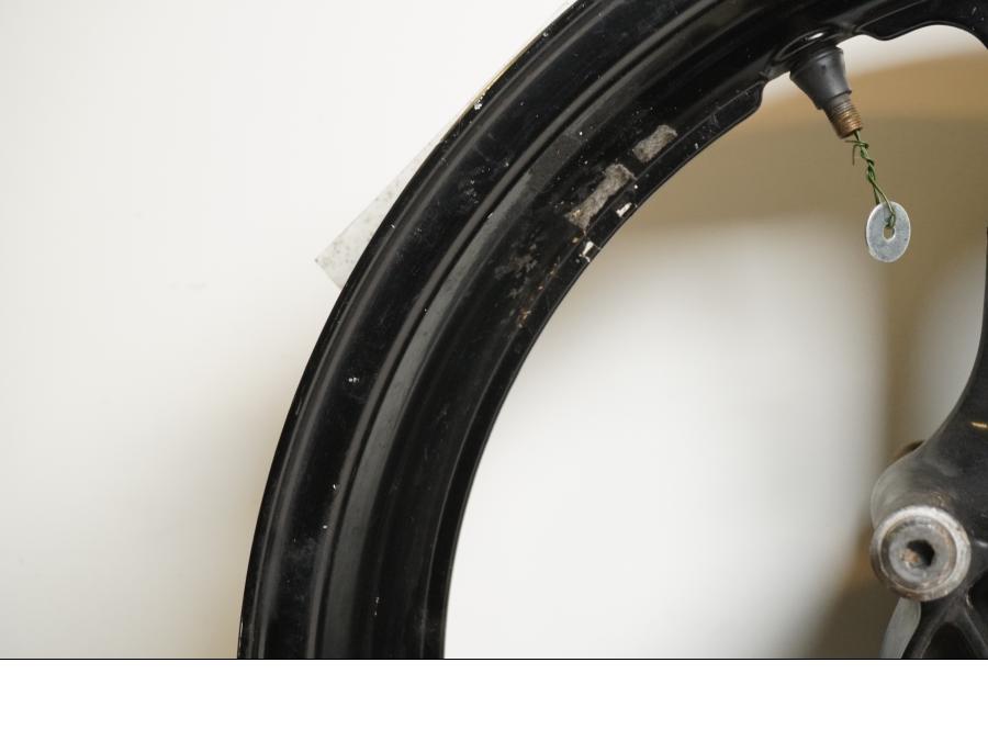 Snett nerifrån på Fälg från en Honda CBR 1000 F -1993 motorcykel.