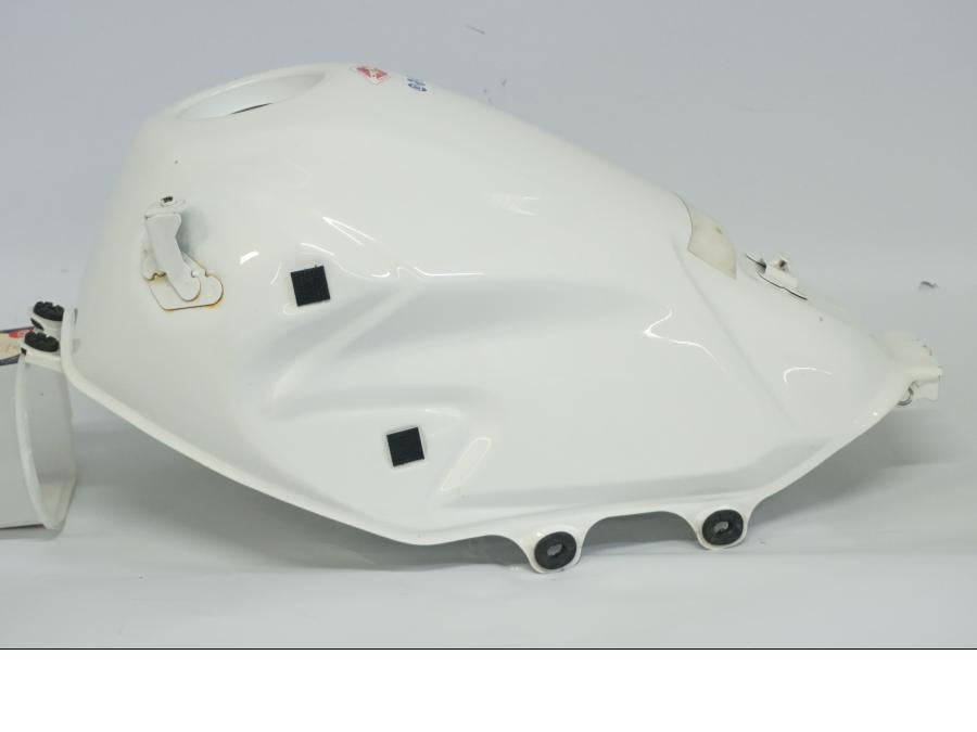 Framsidan på Bensintank från en Kawasaki Z 900 -2019 motorcykel.