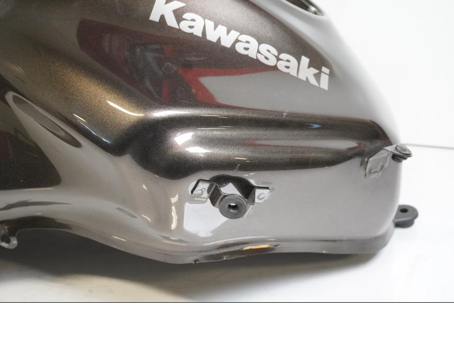 Extrabild2 på Bensintank från en Kawasaki Versys 1000 -2012 motorcykel.